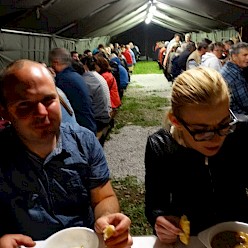 Sprejem desete kraljice metliške črnine na njenem domu